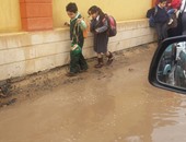بالصور المياه تعيق حركة سير السيارات وعودة طلاب المدارس لمنازلهم بكفر الشيخ