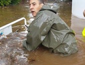 بالفيديو.. الفيضانات تجبر الإسرائيليين على استخدم قطع خشبية للوصول لمنازلهم