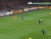 بالفيديو.. حارس دورتموند يفشل فى تقليد نوير ويتسبب بهدف فى مرماه