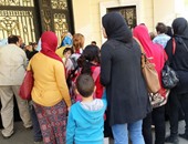 أولياء أمور يتجمعون أمام "التعليم" للمطالبة بفتح التحويلات بين المدارس