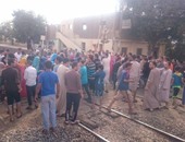 بالصور.. أهالى قرية بالعياط يقطعون السكة الحديد لخسارة مرشحهم بالانتخابات
