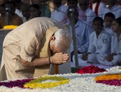 بالصور.. رئيس وزراء الهند يضع إكليلا من الزهور على النصب التذكارى لـ"غاندى"