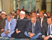 بالصور.. محافظ كفر الشيخ والمفتى السابق يؤدون صلاة الجمعة بمسجد الدسوقى
