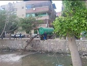 "صحافة المواطن".. عربة مجلس مدينة السنبلاوين تلقى مخلفات الصرف بمجرى المياه