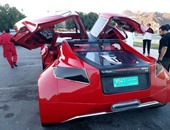 بالصور..أول سيارة كهربائية عمانية الصنع تجوب شوارع "مسقط"