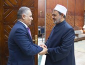 وزير الآثار يعرض على الإمام الأكبر جهود الوزارة فى ترميم الجامع الأزهر
