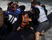 بالصور.. جهود الإنقاذ بعد غرق قارب على متنه 150 شخصا بسواحل اليونان