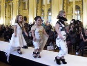 بالصور.. كواليس عرض أزياء الأقزام فى أسبوع الموضة بباريس