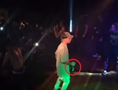 بالفيديو والصور.. جاستين بيبر يثير الجدل من جديد برقصة مع فرقة "هيب هوب" ممسكا بزجاجة من المشروبات الكحولية.. لم يراع أنه نجم "المراهقين".. والكثيرون يصفون تصرفاته بغير المسئولة