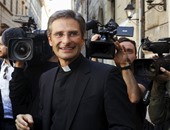 بالصور..الفاتيكان يعفى عالم دين من مهامه بعد اعترافه بأنه "مثلى"
