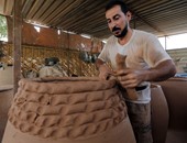 بالصور.. نحات عراقى يعيد تراث الأفران القديمة منافسا الأجهزة الحديثة