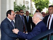 "السيسى" يرحب بـ"السبسى".. ويؤكد: حريصون على تطوير العلاقات مع تونس