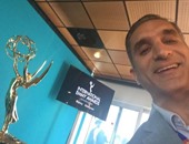باسم يوسف ينشر صورته مع "جائزة الإيمى": أتطلع لتقديم حفل تسليمها