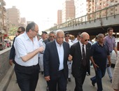 محافظ القاهرة يتفقد أحد المنازل الجديدة والمركز الثقافى بعزبة أبو حشيش