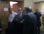 بالفيديو..فريد الديب يصل المحكمة لحضور نظر تجديد حبس وزير الزراعة السابق