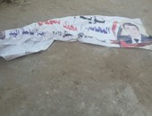 بالصور.. حرب تمزيق اللافتات تشتعل بين أنصار المرشحين فى الفيوم