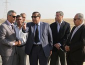وزير النقل يصل المنيا ويشدد على سرعة الانتهاء من طريق الشيخ فضل رأس غارب