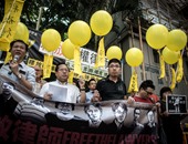 بالصور.. البالونات الصفراء بطلة مظاهرة المحامين الصينيين فى "هونج كونج"