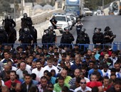 آلاف الفلسطينيين يؤدون صلاة الجمعة فى شوارع القدس القديمة