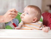 4 أطعمة مفيدة قدميها لطفلك فى سن 6 شهور.. أهمها شوربة الخضار