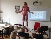 بالصور.. معلمة هولندية ترتدى ملابس تظهر "جسم الإنسان" لشرح درس بيولوجيا