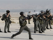 لبنانيون يقتحمون سياجا شائكا وضعته إسرائيل فى منطقة محررة