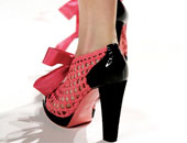 عشق السيدات للكعب العالى يعرضهن للقدم المسطحة  