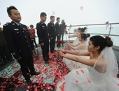 بالصور.. صينيات يفاجئن ضباطا ويركعن بالفستان الأبيض طلبًا الزواج