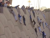 جماهير الهلال تتسلق أسوار ملعب "الملك فهد" لحضور نهائى آسيا