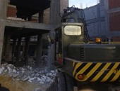 قوات الأمن تزيل عقارًا مخالفًا من 10 طوابق بالمريوطية