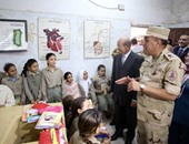 قائد المنطقة العسكرية المركزية يوزع أدوات مدرسية على التلاميذ بالجيزة