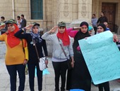 طالبات حملة "مجندة مصرية" بجامعة القاهرة يتظاهرن بـ"الكابات الميرى" للمطالبة بتجنيدهن فى الجيش