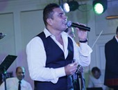 بالصور.. عمرو دياب يقدم أغانى ألبومه الجديد فى حفله الغنائى برومانيا