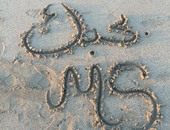 بالصور.. الكتابة على الرمل أحدث أفكار صور الزواج