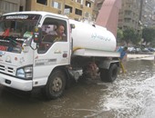 الجيزة تدفع بـ44 سيارة لسحب مياه الأمطار من الشوارع