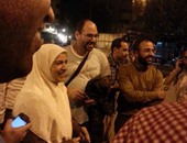 نشطاء يتداولون صورة لـ"هبة رءوف" عقب الإفراج عنها من "قسم الخليفة"