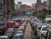 توقف حركة المرور أمام السيارات بسبب "حفرة" بطريق "القاهرة - السويس"