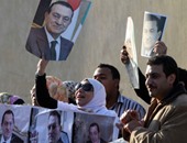 أنصار مبارك يستقبلون حكم البراءة بالزغاريد وتقبيل صوره
