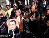 أنصار مبارك يستقبلونه بـ"الشربات" أمام مستشفى المعادى العسكرى