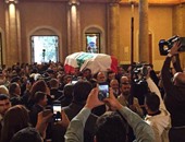 جثمان الشحرورة يصل كنيسة مار جرجس ملفوفا بعلم لبنان