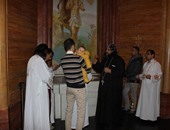 بالصور.. البابا تواضروس يعمد طفلا مصريا روسيا بموسكو