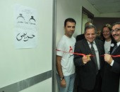 نائب رئيس جامعة القاهرة يتسلم درع جمعية "إحنا مصر" فى افتتاح معرض لملابس الطلاب