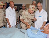 بالصور.. وزير الدفاع والإنتاج الحربى يزور مصابى سيناء بمستشفى المعادى