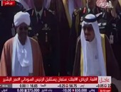 خادم الحرمين الشريفين يستقبل البشير بعد وصوله للمشاركة فى قمة الرياض