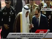 حوار سريع بين خادم الحرمين والرئيس السيسى خلال استقباله بمطار الملك خالد