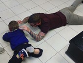 تفانى حتى آخر لحظة.. "حلاق" يجلس على الأرض لمساعدة طفل متوحد على قص شعره