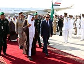 الرئيس السيسى والملك سلمان "يدا بيد" فى مطار خالد بالرياض