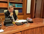 أردوغان يضع مجسما لإشارة "رابعة" على مكتبه فى أنقرة
