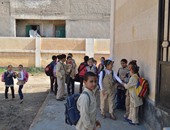 بالصور.. تلاميذ "بريدعة الابتدائية" فى كفر الشيخ يعودون للدراسة بعد وعود بصيانة المدرسة