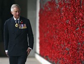 بالصور.. الأمير تشارلز يضع إكليلا من الزهور على النصب التذكارى باستراليا